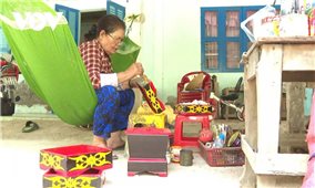 Giữ gìn nghề làm khay trầu cau truyền thống của người Khmer