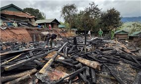 Quảng Ngãi: Lửa thiêu rụi 2 căn nhà của đồng bào Xơ Đăng xã Ngọc Linh