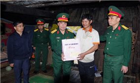 Bộ Tư lệnh Quân khu 5 thăm hỏi, trao quà cho Nhân dân xã Ngọc Linh bị thiệt hại do mưa bão