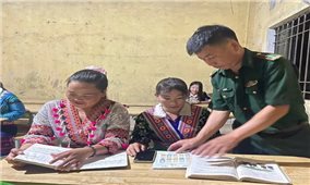 Người lính quân hàm xanh kiên trì thắp sáng tri thức cho đồng bào Mông