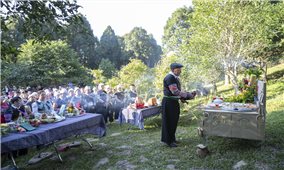 Lễ cúng tôn vinh cây chè tổ của đồng bào Mông Suối Giàng