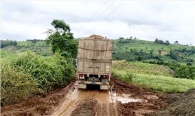 Quảng Ngãi: Xe tải trọng lớn cày nát đường liên xã được đầu tư từ Chương trình MTQG 1719