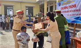 Gia Lai: Tặng quà, hỗ trợ người dân làm sạch dữ liệu đăng ký xe