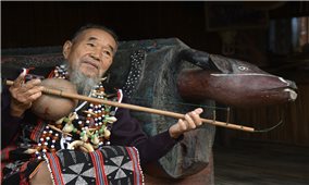 Người khắc họa hồn núi về với thần linh