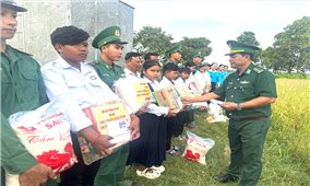 Đồn Biên phòng Phú Mỹ trao học bổng Dự án “Cán bộ, chiến sĩ Quân đội nâng bước em đến trường”