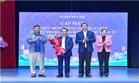 Ủy ban Dân tộc gặp mặt chúc mừng Bộ trưởng, Chủ nhiệm Hầu A Lềnh nhận nhiệm vụ mới