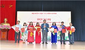 Bộ Dân tộc và Tôn giáo trao Quyết định nghỉ hưu đối với công chức, người lao động theo Nghị định số 178/NĐ-CP