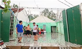 Quảng Ngãi: Dông lốc kèm mưa đá khiến gần 100 ngôi nhà bị tốc mái