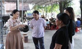 Truyền dạy kỹ thuật trang trí hoa văn truyền thống trên gốm thủ công của người Mnông