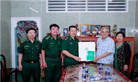 Bộ đội Biên phòng Sóc Trăng: Thăm, tặng quà các gia đình chính sách nhân Kỷ niệm 50 năm Ngày Giải phóng miền Nam, thống nhất đất nước
