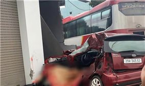 Bắc Giang: Xe khách tông liên hoàn rồi lao vào nhà dân, 1 người chết, nhiều người bị thương
