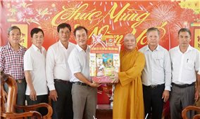 Kiên Giang: Sở Dân tộc và Tôn giáo thăm tặng quà các cơ sở thờ tự nhân dịp Đại lễ Phật đản