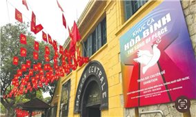Phố phường Hà Nội rực rỡ màu cờ mừng Đại lễ 30/4