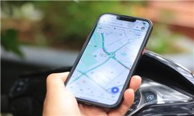 Vừa lái xe vừa xem Google Maps có bị phạt theo quy định pháp luật mới hay không?