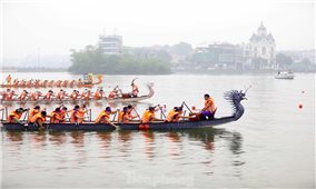 Bất chấp mưa giông, hàng nghìn người đổ về xem đua thuyền rồng trên Đất Tổ