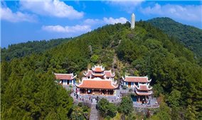 Hương Tích tự trên đỉnh non Hồng