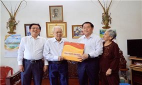 Trưởng Ban Tuyên giáo và Dân vận Trung ương Nguyễn Trọng Nghĩa thăm các gia đình tập kết ra Bắc tiêu biểu tại Bình Định