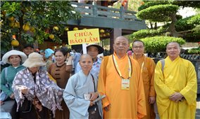 Hàng chục ngàn du khách, phật tử đến Việt Nam Quốc Tự chiêm bái Xá lợi trái tim Bồ Tát Thích Quảng Đức