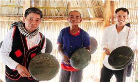 Người Nghệ nhân Ưu tú ở Phước Thắng tận tâm truyền dạy mã la