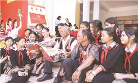 Người có uy tín làng Bua học theo Bác Hồ