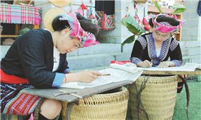 Nghệ thuật vẽ sáp ong trên vải của đồng bào dân tộc Mông