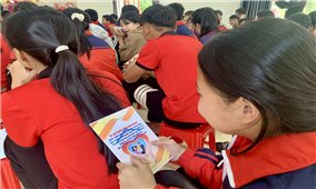 Văn Lãng (Lạng Sơn): Phát miễn phí hàng chục nghìn tờ rơi và tài liệu tuyên truyền phòng chống tảo hôn