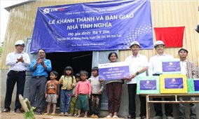 PC Kon Tum trao tặng nhà tình nghĩa cho 5 hộ đồng bào Xơ Đăng có hoàn cảnh khó khăn
