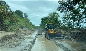 Quốc lộ 7 huyết mạch lên các xã vùng lũ Nghệ An vẫn tắc nghẽn