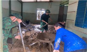 Bộ đội đến từng nhà hỗ trợ người dân vùng lũ