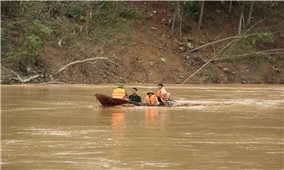 Vượt sông tiếp cận 4 bản cô lập ở Lượng Minh, quyết tâm không để đồng bào bị thiếu đói
