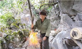 Búa rèn là tiếng của bản, lửa lò là lửa của tổ tiên để lại