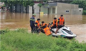 Cảnh sát dùng mô tô nước giải cứu người đàn ông bị lũ cuốn trôi