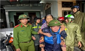 Chiến sĩ công an Thanh Hóa dầm mình trong mưa gió bão số 5 