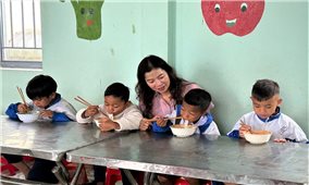 Bữa ăn sáng ấm lòng học sinh nghèo ở vùng cao Tu Mơ Rông