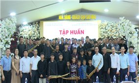 Tập huấn truyền dạy điệu múa khèn Mông trên Cao nguyên trắng