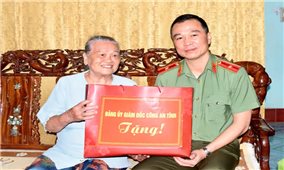 Tặng quà các Anh hùng lực lượng vũ trang Nhân dân tại Thanh Hóa