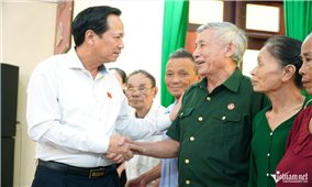 Bộ trưởng Đào Ngọc Dung trao quà cho Người có uy tín, hộ nghèo ở Thanh Hóa