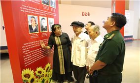 Trưng bày hơn 230 hình ảnh, tư liệu quý “Đảng bộ tỉnh Đắk Lắk - Những chặng đường lịch sử”