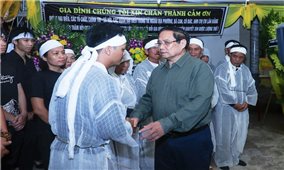 Thủ tướng viếng những người thiệt mạng, thăm hỏi người dân bị thiệt hại do lốc xoáy tại Ninh Bình