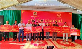 Công an Đắk Lắk bàn giao 176 mái ấm cho người dân vùng lũ