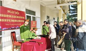 Thanh Hóa: Người dân tự giác giao nộp vũ khí, pháo nổ trước Tết