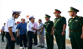 Bộ Tư lệnh Vùng 5 Hải quân thăm, chúc Tết các lực lượng vũ trang trên đảo Hòn Đốc