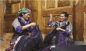 Người Mông bền bỉ bảo tồn trang phục truyền thống