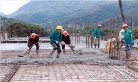 Ghi trên công trường xây dựng Trường nội trú liên cấp xã Phong Thổ