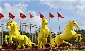 Bộ ba ngựa vàng “Tam mã phi thiên” ở Đà Nẵng tượng trưng cho ba miền Bắc, Trung, Nam vươn mình trong kỷ nguyên mới
