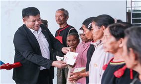 Thứ trưởng Y Thông thăm và chúc Tết Người có uy tín, đồng bào DTTS ở Khánh Hòa