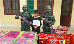 Bơi qua sông Hồng vận chuyển 150 kg pháo trái phép qua biên giới