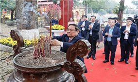 Thủ tướng Phạm Minh Chính dâng hương tại Hoàng thành Thăng Long