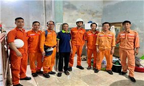 Hành trình thắp sáng vùng lũ của những người thợ điện trẻ EVNGENCO2