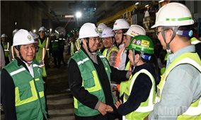 Thủ tướng Phạm Minh Chính kiểm tra Dự án tuyến đường sắt đô thị thí điểm đoạn Nhổn - Ga Hà Nội